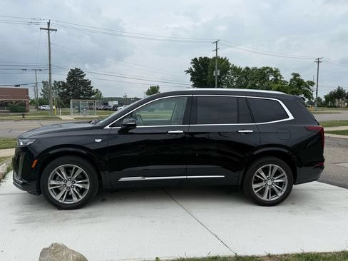 Used 2023 Cadillac XT6 Premium Luxury AWD/4WD image 2