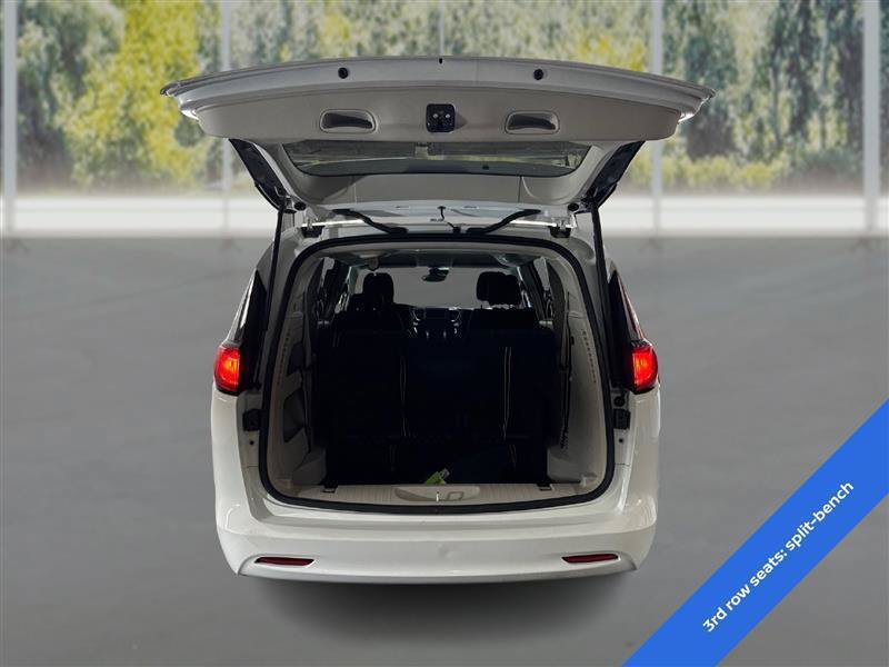 Used 2023 Chrysler Voyager LX FWD image 13