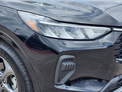 Used 2023 Ford Escape ST-Line w/ Cold Weather Package FWD image 9