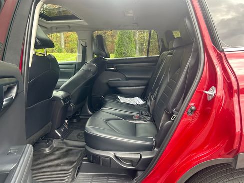 Used 2022 Toyota Highlander XLE image 30