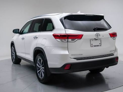 Used 2019 Toyota Highlander XLE AWD/4WD image 3