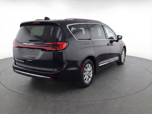 Used 2024 Chrysler Pacifica Touring-L image 9