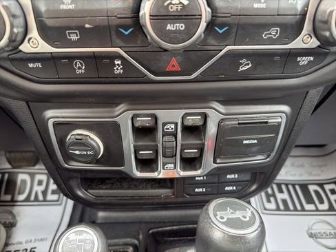 Used 2018 Jeep Wrangler Unlimited Sahara AWD/4WD image 23