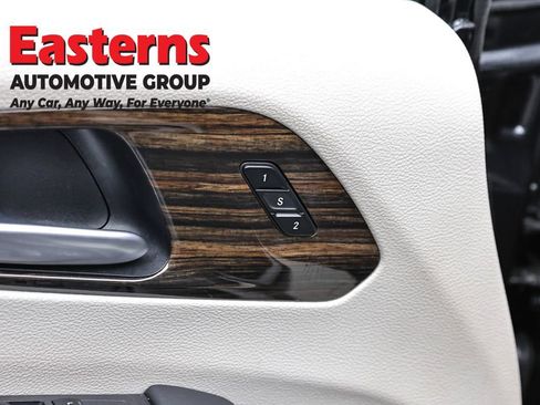 Used 2023 Chrysler Pacifica Limited FWD image 22