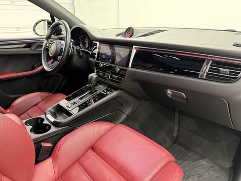 Certified 2024 Porsche Macan Turbo AWD/4WD image 24
