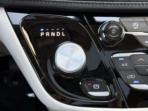 Used 2020 Chrysler Pacifica Limited image 52