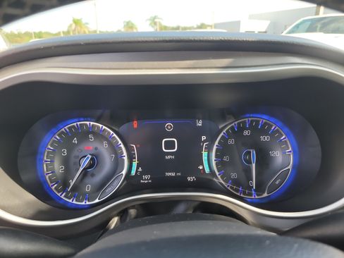 Used 2023 Chrysler Pacifica Touring-L FWD image 28