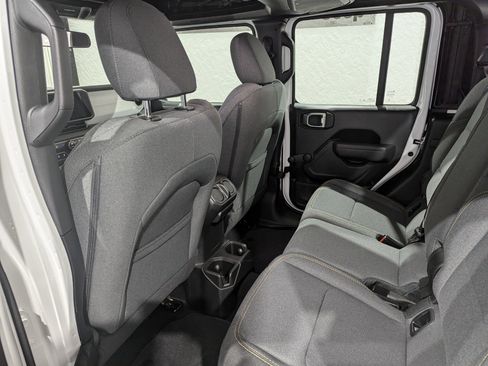 Used 2024 Jeep Gladiator Sport image 11