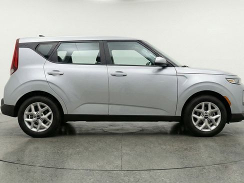 Used 2025 Kia Soul LX w/ LX Technology Package FWD image 11