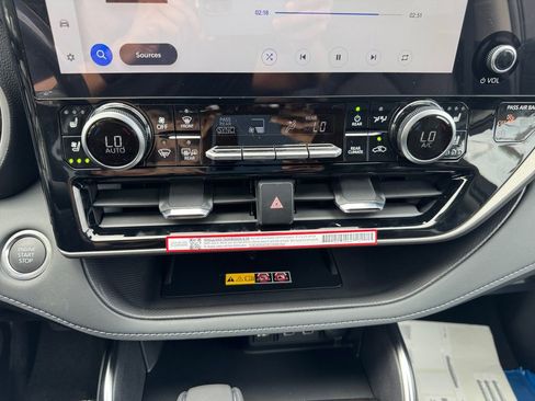 New 2025 Toyota Highlander Limited image 31