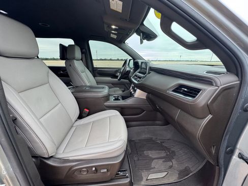 Used 2023 GMC Yukon XL SLT w/ SLT Luxury Package image 19