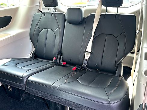 Used 2019 Chrysler Pacifica Touring-L FWD image 20