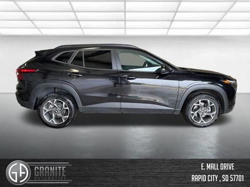 Used 2025 Chevrolet Trax LT FWD image 7