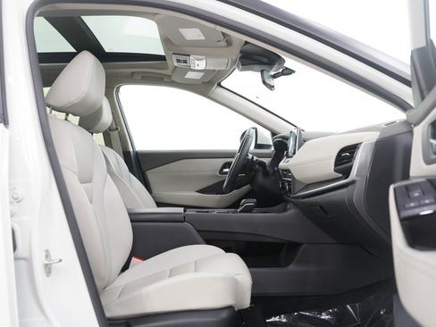 Used 2023 Nissan Rogue SV w/ SV Premium B Package image 11