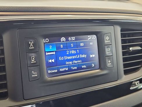 Used 2017 Chrysler Pacifica Touring-L FWD image 17