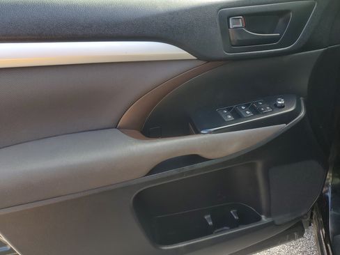 Used 2019 Toyota Highlander LE FWD image 17