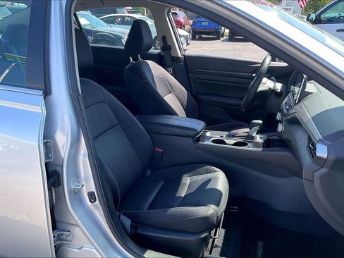 Used 2024 Nissan Altima 2.5 SV AWD/4WD image 7