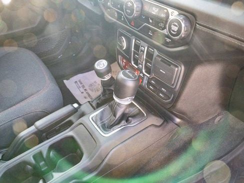 Certified 2024 Jeep Gladiator Rubicon w/ Technology Group image 39