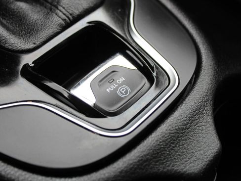 Used 2019 Jeep Cherokee Limited image 29