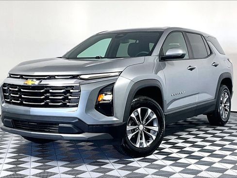 Used 2025 Chevrolet Equinox LT FWD image 2
