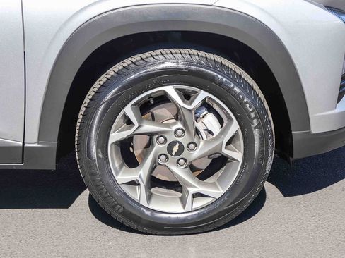 Used 2025 Chevrolet Trax LT FWD image 11