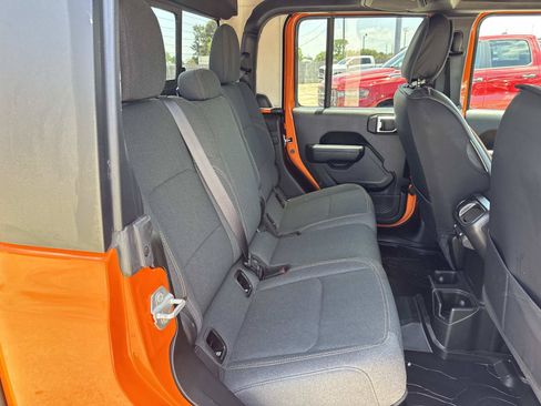 Used 2025 Jeep Gladiator Sport AWD/4WD image 9