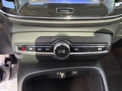 Used 2019 Volvo XC40 T5 Momentum image 29