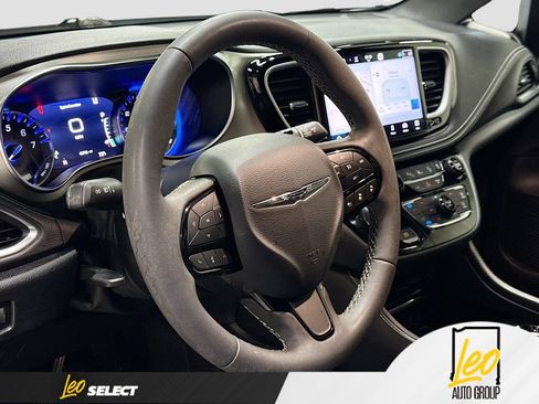 Used 2023 Chrysler Pacifica Limited w/ Uconnect Theater Family Group AWD/4WD image 14