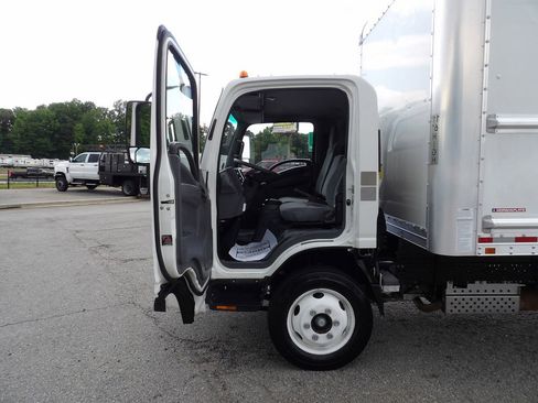 Used 2020 Isuzu NPR RWD image 13