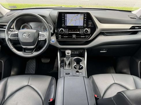 Used 2022 Toyota Highlander XLE AWD/4WD image 2