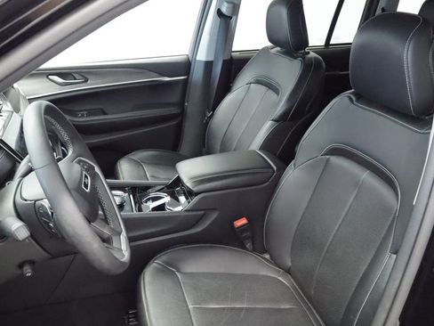 Used 2023 Jeep Grand Cherokee Limited w/ Luxury Tech Group II AWD/4WD image 28