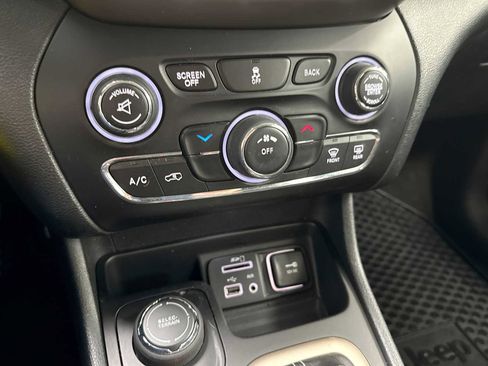 Used 2015 Jeep Cherokee Latitude w/ Cold Weather Group image 17