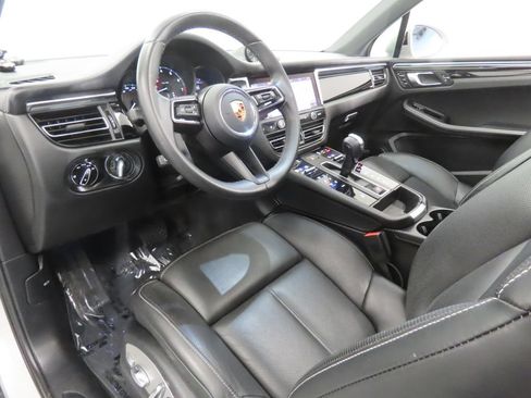 Certified 2022 Porsche Macan AWD/4WD image 4