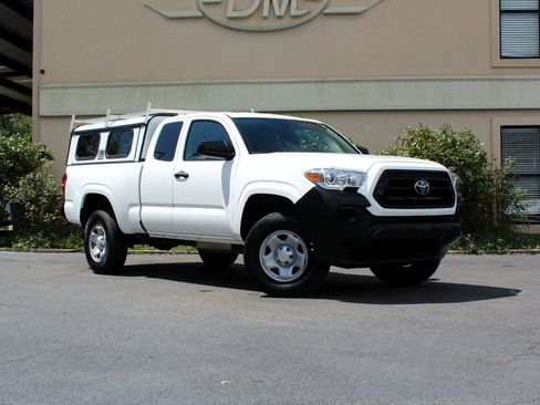 Used 2022 Toyota Tacoma SR image 3