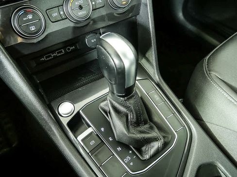 Used 2020 Volkswagen Tiguan SE image 16