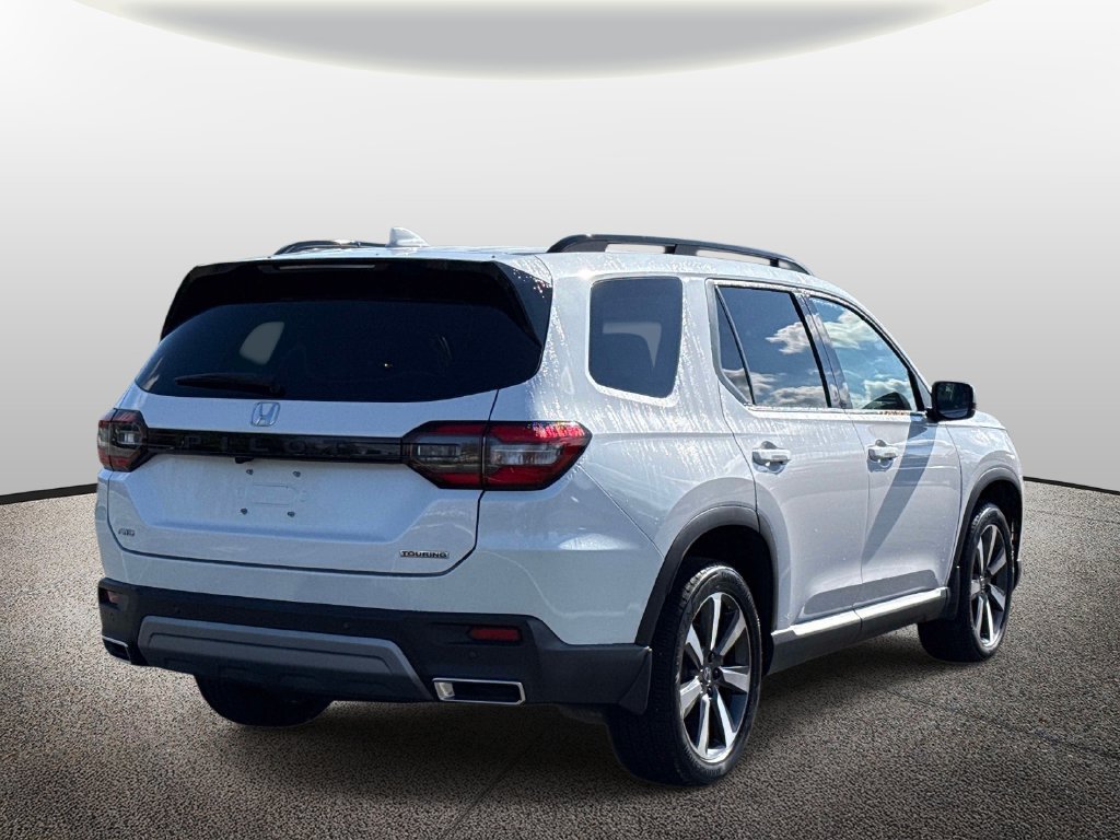 Used 2024 Honda Pilot Touring image 2