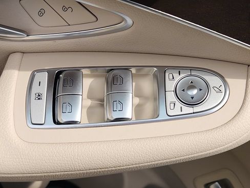 Used 2018 Mercedes-Benz GLC 300 4MATIC image 16