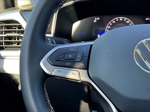 New 2026 Volkswagen Taos SE image 8