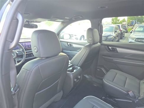Used 2025 Buick Enclave Preferred FWD image 17
