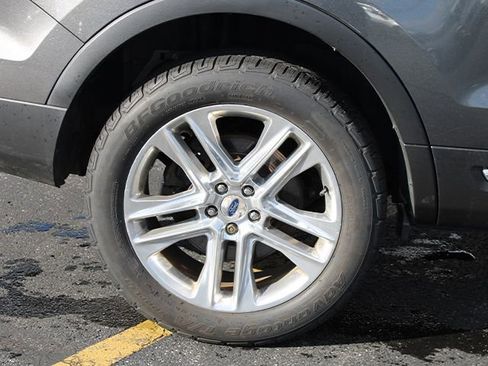 Used 2017 Ford Explorer XLT w/ Equipment Group 202A image 8