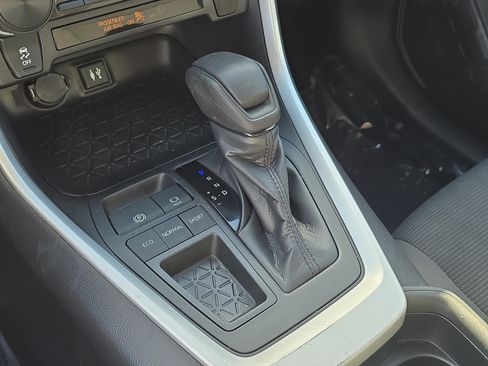Used 2019 Toyota RAV4 LE FWD image 24