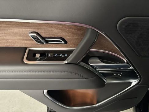 Used 2025 Land Rover Range Rover SE image 27