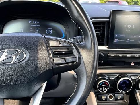 Used 2024 Hyundai Venue SEL FWD image 11