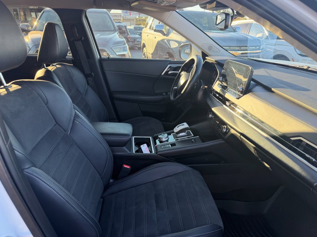 Used 2024 Mitsubishi Outlander 4WD Plug-In Hybrid image 16
