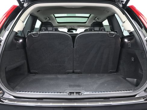Used 2021 Volvo XC90 T5 Momentum w/ Protection Package Premier FWD image 8