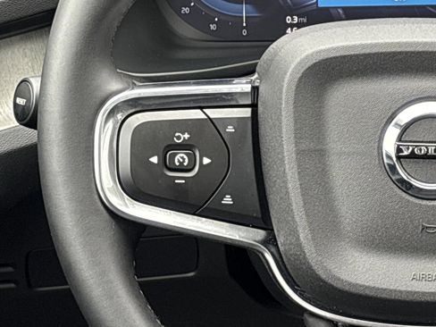 Used 2025 Volvo XC40 B5 Core image 23