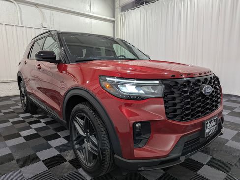 Used 2025 Ford Explorer ST-Line w/ Premium Package image 5