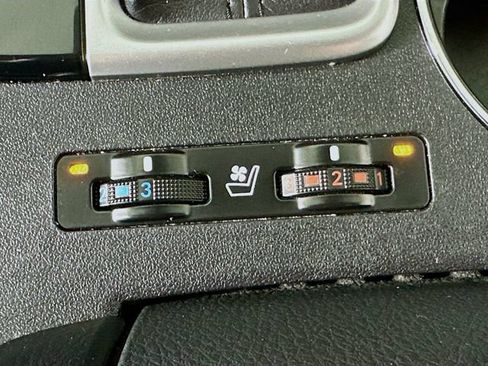 Used 2019 Toyota Highlander Limited AWD/4WD image 12