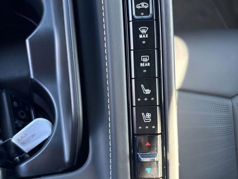 Used 2022 Chevrolet Corvette Stingray Premium Cpe w/ Z51 Performance Package RWD image 18