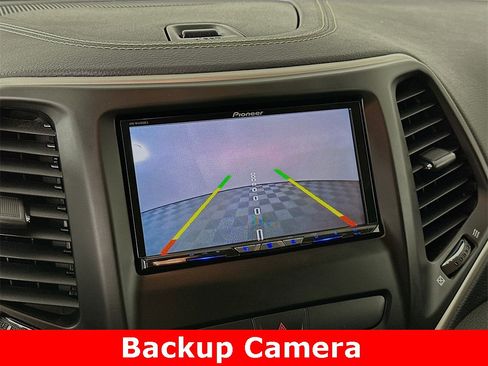 Used 2017 Jeep Cherokee Latitude w/ Cold Weather Group image 4